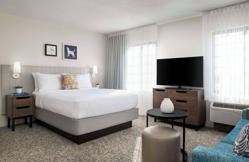 Thornhill Hotel | Enjoy Spacious Living at This Thornhill Suite w/ Breakfast and Swimming Pool