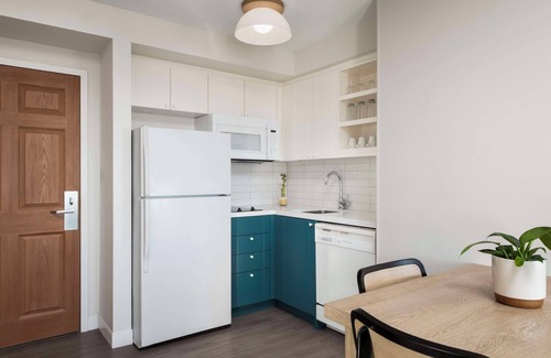 Thornhill Hotel | Enjoy Spacious Living at This Thornhill Suite w/ Breakfast and Swimming Pool