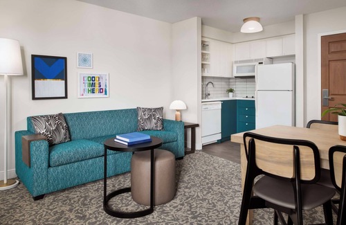 Thornhill Hotel | Enjoy Spacious Living at This Thornhill Suite w/ Breakfast and Swimming Pool