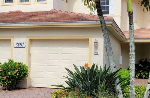 Fort Myers Condominio | Enjoy spectacular sunsets in this upper coach house with a West Indies flair.