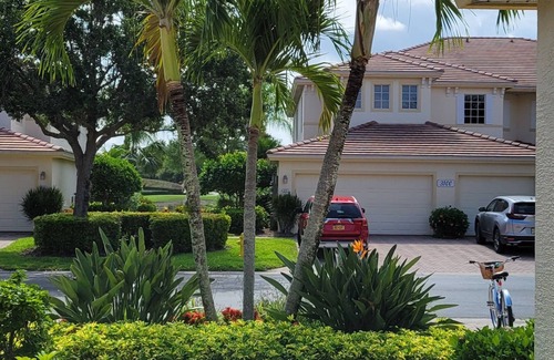 Fort Myers Condominio | Enjoy spectacular sunsets in this upper coach house with a West Indies flair.