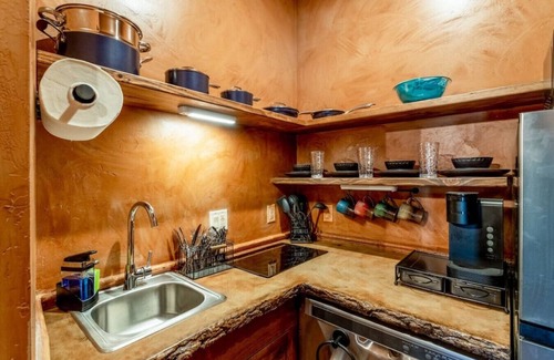 Virgin Alquiler De RV | Enjoy Sunsets at Zion - King Bed Cliff Dwelling W/Hot Tub