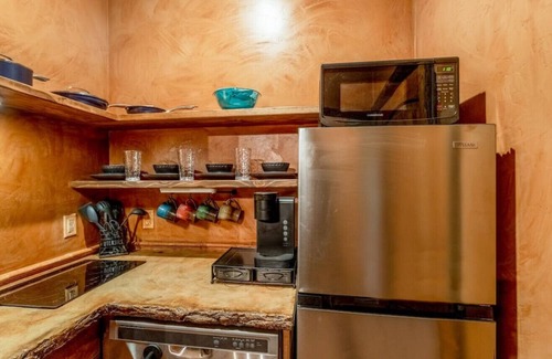 Virgin Alquiler De RV | Enjoy Sunsets at Zion - King Bed Cliff Dwelling W/Hot Tub