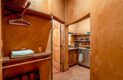 Virgin Alquiler De RV | Enjoy Sunsets at Zion - King Bed Cliff Dwelling W/Hot Tub