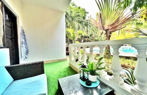 Ukunda Apartamento | Enjoy sunsets poolside at a fully equipped studio apartment oasis