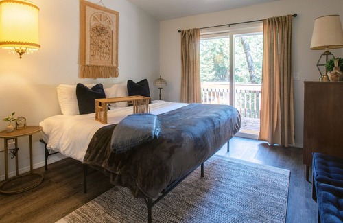 Cave Junction Casa | Enjoy the beauty of Southern Oregon with a stay in our cozy and spacious vacation rental!