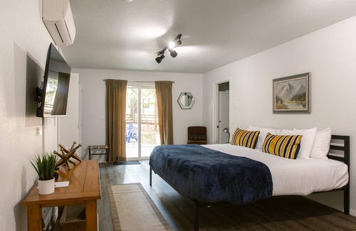 Cave Junction Casa | Enjoy the beauty of Southern Oregon with a stay in our cozy and spacious vacation rental!