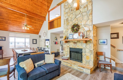 Anderson Casa | Enjoy the best Lake Hartwell has to offer - swimming, fishing, & tranquility.