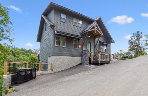 Sevierville Casa | Enjoy the "Calm On The Water" in a Relaxing Luxurious Pool Cabin on the Lake!