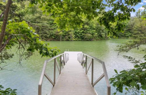 Sevierville Casa | Enjoy the "Calm On The Water" in a Relaxing Luxurious Pool Cabin on the Lake!