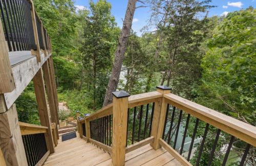 Sevierville Casa | Enjoy the "Calm On The Water" in a Relaxing Luxurious Pool Cabin on the Lake!