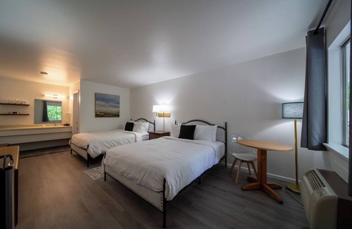 Eureka Springs Complejo | Enjoy the charm of Queen Suite Number 8 at GloryDayz!