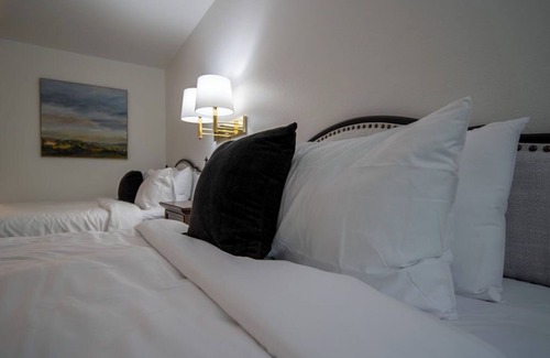 Eureka Springs Complejo | Enjoy the charm of Queen Suite Number 8 at GloryDayz!