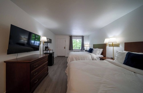 Eureka Springs Complejo | Enjoy the charm of Queen Suite Number 10 at GloryDayz!