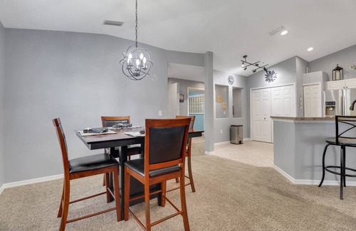 Fort Myers Condominio | Enjoy the Colonial Country Club Lifestyle! Beautiful 2nd Floor Condo, Bikes & Tranquil Water Views!