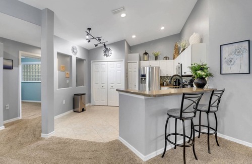 Fort Myers Condominio | Enjoy the Colonial Country Club Lifestyle! Beautiful 2nd Floor Condo, Bikes & Tranquil Water Views!