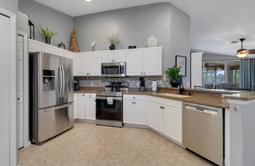 Fort Myers Condominio | Enjoy the Colonial Country Club Lifestyle! Beautiful 2nd Floor Condo, Bikes & Tranquil Water Views!