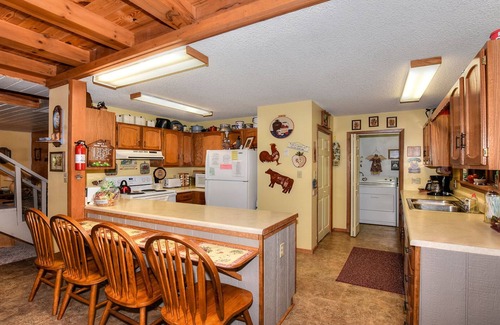 Maggie Valley Cabina | Casa grande, duerme 12! ¡Arroyo! ¡Spa! ¡Orientado a la familia! ¡Cabina separada disponible!