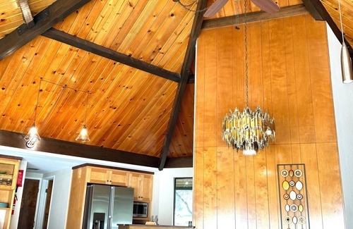 Auburn Casa | Enjoy the Fall colors, River views, Festivals & Hot Tub! On the Wine/Beer trail.