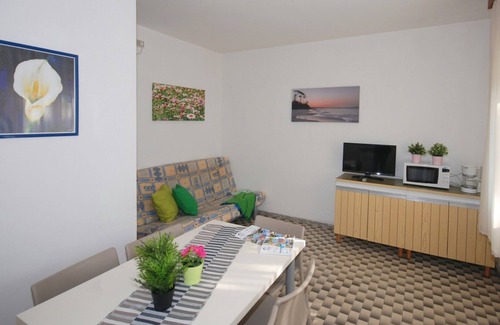 Lignano Pineta Villa | Disfruta del jardín de nuestro acogedor piso.