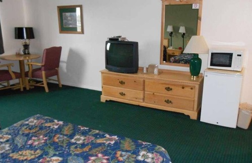 Enumclaw Casa | Enjoy The Great Outdoors at GuestHouse Enumclaw! Pet-friendly, Free Parking