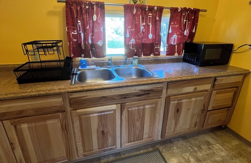Josephine County Casa | Enjoy the Hobbit House! Charming 2-bedroom 1-bathroom house in Kerby, Oregon