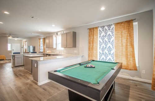 Conroe Casa | Enjoy the Holidays or Family Vacation Close to Six Flag Hurricane Harbor