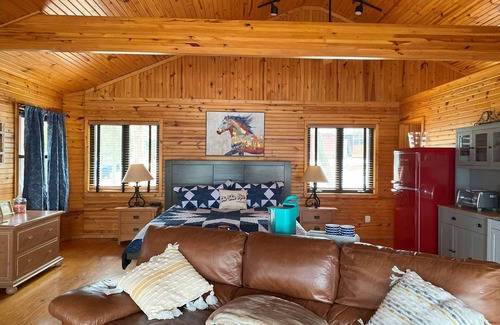 Pleasant Grove Cabina | Enjoy the new hot tub and cozy cabin in the Ozarks