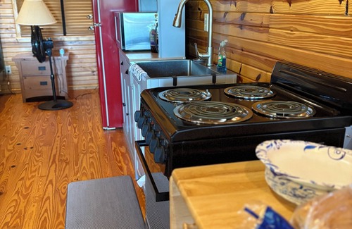 Pleasant Grove Cabina | Enjoy the new hot tub and cozy cabin in the Ozarks