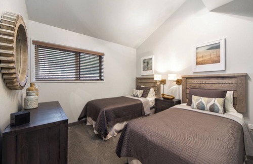 Redmond Hotel | Enjoy the Perks! With Outdoor Pool, Free Parking, Recreational Activities!