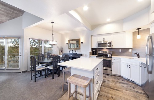 Redmond Hotel | Enjoy the Perks! With Outdoor Pool, Free Parking, Recreational Activities!