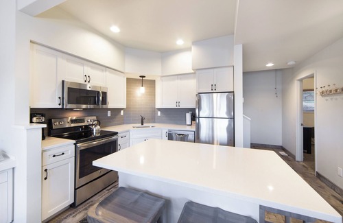 Redmond Hotel | Enjoy the Perks! With Outdoor Pool, Free Parking, Recreational Activities!