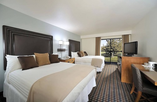 Redmond Cabina | Enjoy the Perks! With Outdoor Pool, Free Parking, Recreational Activities!