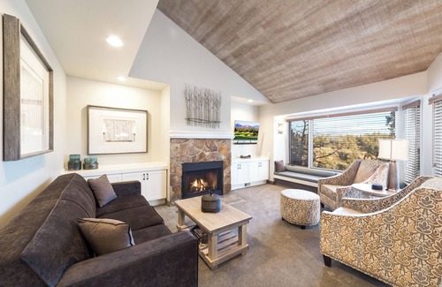 Redmond Cabina | Enjoy the Perks! With Outdoor Pool, Free Parking, Recreational Activities!