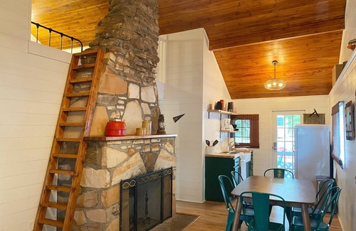 Camdenton Cabina | Enjoy the Quiet Side of the Lake With Resort Amenities + Pool.