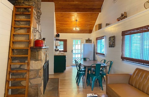 Camdenton Cabina | Enjoy the Quiet Side of the Lake With Resort Amenities + Pool.