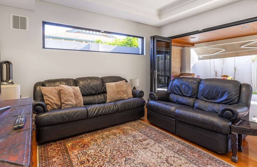 South Perth Casa | Enjoy the South Perth lifestyle in this trophy holiday home. Free parking & WIFI