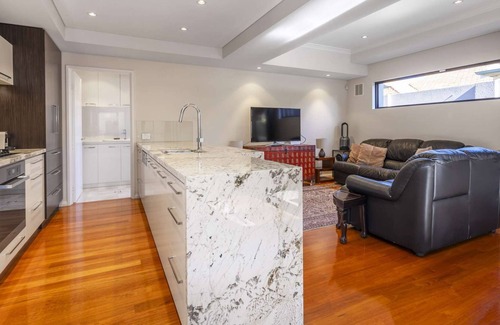 South Perth Casa | Enjoy the South Perth lifestyle in this trophy holiday home. Free parking & WIFI