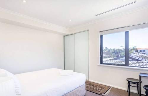 South Perth Casa | Enjoy the South Perth lifestyle in this trophy holiday home. Free parking & WIFI