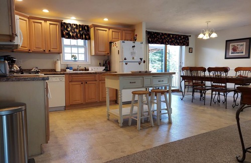 Madison Casa | Amplia casa de vacaciones con sala de recreación. Reserve ahora para el follaje!