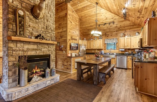 Gatlinburg Cabina | DISFRUTE ***** "THE VIEW" - ELEGANTE, MASCOTA, 3 CAMAS KING Y PAISAJE MAGNÍFICO