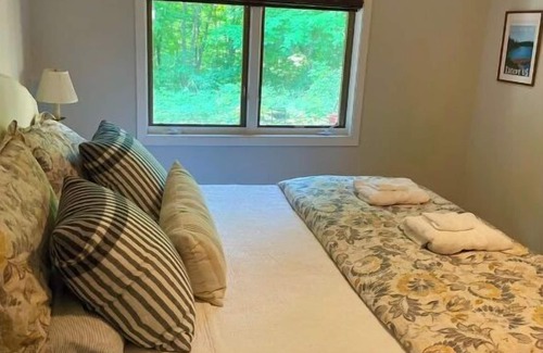 Baileys Harbor Cabina | Enjoy the water and the woods on Kangaroo Lake in Baileys Harbor, WI.