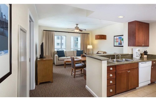 Oceanside Complejo | Enjoy the waves of the beach across from the Oceanside Pier