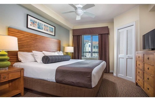 Oceanside Complejo | Enjoy the waves of the beach across from the Oceanside Pier