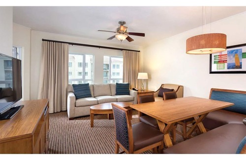 Oceanside Complejo | Enjoy the waves of the beach across from the Oceanside Pier