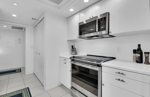 Pelican Bay Condominio | Enjoy this beautiful condo at St. Maarten in gorgeous, coastal Pelican Bay!