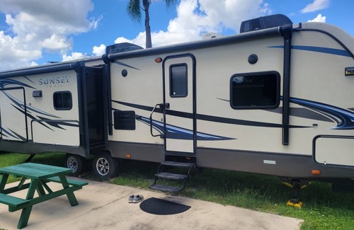 Indiantown Casa | Enjoy this beautiful one bedroom one bath RV surrounded by Florida’s nature.