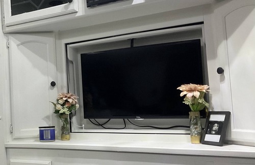 Indiantown Casa | Enjoy this beautiful one bedroom one bath RV surrounded by Florida’s nature.