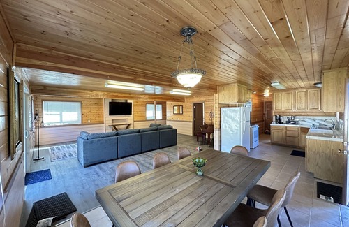 Klamath Casa | Enjoy this cozy family-style home along the Klamath River, just off HWY 101!