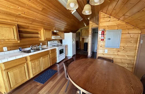 Klamath Casa | Enjoy this cozy family-style home along the Klamath River, just off HWY 101!